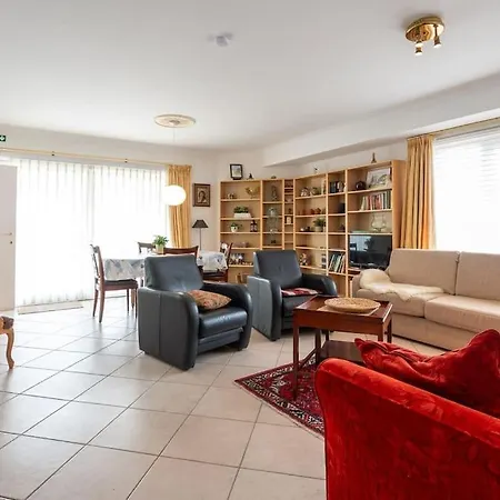 Met Groot Terras Aan De Zee Ostende