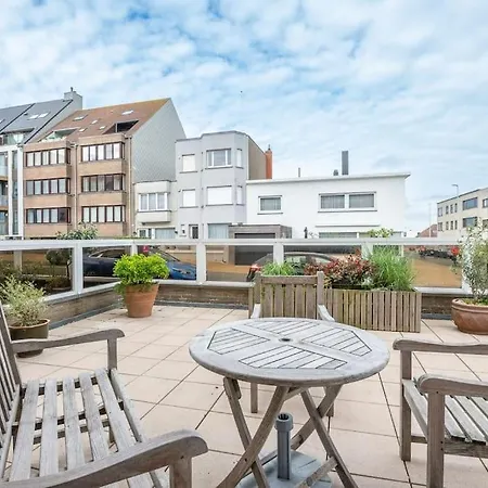 Met Groot Terras Aan De Zee Ostend